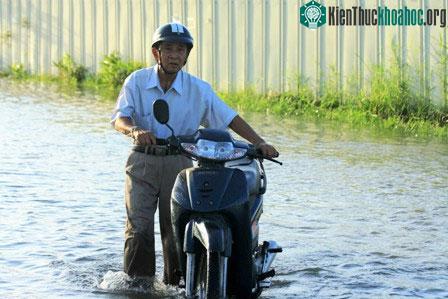 Người dân Sài Gòn bắt đầu quay cuồng trong biển nước
