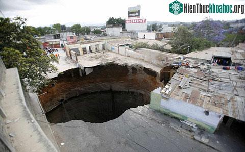 Guatemala: "Cửa địa ngục" xuất hiện giữa nhà
