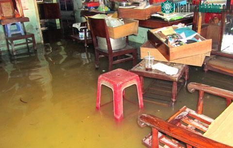 Trong nhà đồ đạc ngổn ngang vì bị nước cuốn