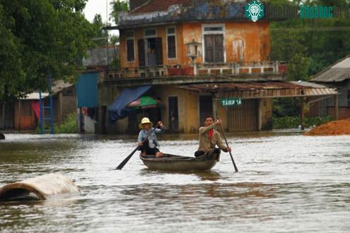 Người dân phải dùng ghe để đi lại.
