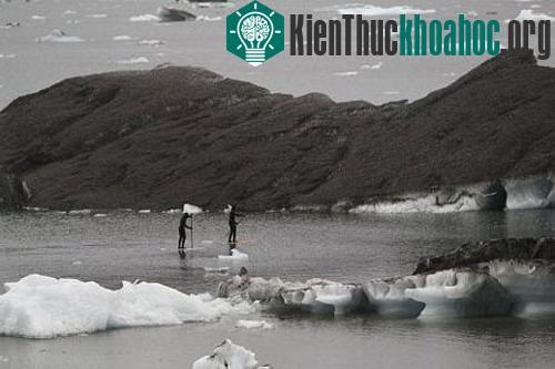 Tro bụi núi lửa nhuộm đen sông băng Vatnajokull