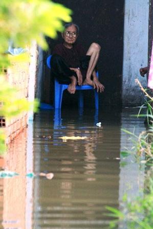 Triều cường dâng cao, dân Sài Gòn quay cuồng trong biển nước ảnh 4