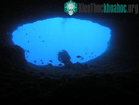 Hố nước Belvedere ở Sardinia – đảo lớn thứ 2 ở Biển Địa Trung Hải. Theo truyền thuyết, đây là chỗ ở của ông già trong tác phẩm "Ông già và biển cả".