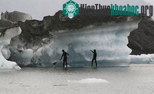 Tro bụi núi lửa nhuộm đen sông băng Vatnajokull