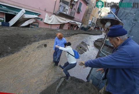 Trước đó, chính phủ Italy đã tuyên bố tình trạng khẩn cấp tại cả vùng Liguria và vùng Tuscany ở tây bắc Italy, sau khi các cơn bão quét qua khu vực ven biển, gây ra lũ lụt trên diện rộng và các trậ...