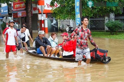 Một đoàn khách Tây phải chọn cách đi ghe...