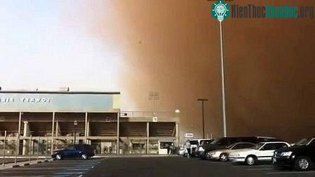 Tại thành phố Lubbock, sức gió lên tới 90-115km/h đã làm bật mái các ngôi nhà và gây hư hại cho sân bay thành phố.