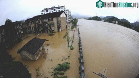 Hơn 55.000 người đã phải rời bỏ nhà cửa tại huyện Khai Hóa, tỉnh Chiết Giang, để đi lánh nạn trước cơn lũ dữ. Tổng cộng có khoảng 555.000 người phải di tản với sự trợ giúp của quân đội trong trận l...
