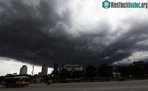 Mây đen vần vũ trên bầu trời Hà Nội