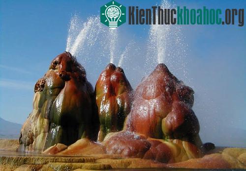 Giếng phun địa nhiệt Fly Geyser