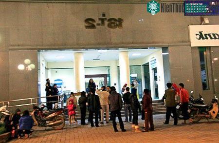 Một số người dân ở một khu chung cư Trung Hòa - Nhân Chính vẫn nán lại ở dưới sân sau khi dư chấn động đất đã xảy ra.