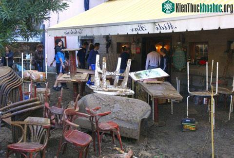 Một quán bar bị những lớp bùn dày bao phủ sau khi lũ quét qua ở thành phố Monterosso, vùng Liguria, miền bắc Italy. (Ảnh: AP)
