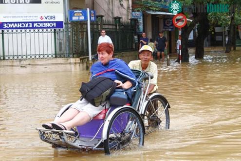 ...hay xích lô qua đoạn ngập sâu trên đường Hùng Vương.