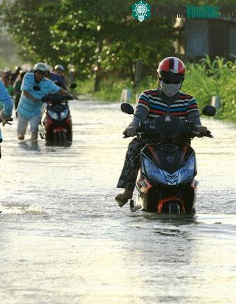 Chiếc xe tay ga gần chìm trong nước