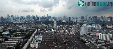 Mây đen bao phủ bầu trời Bangkok hôm qua. Nước lũ đã tràn vào một số vùng trũng của thủ đô Thái Lan nhưng giới chức cho hay đợt thủy triều cao sẽ chấm dứt trong hôm nay. Bangkok có thể xem như đã t...