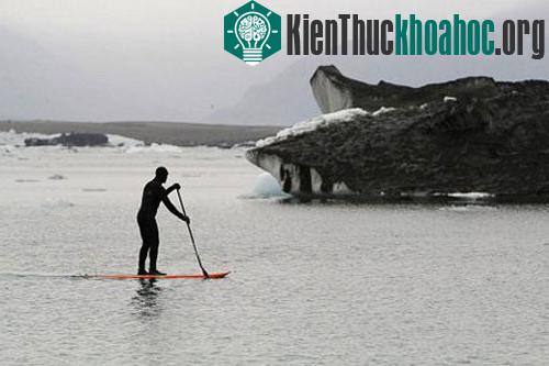 Tro bụi núi lửa nhuộm đen sông băng Vatnajokull