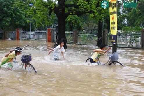 Dường như đã quen với lũ, đám học trò lại phấn khích khi lội nước.