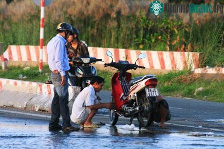 “Dịch vụ” làm ăn nhờ triều cường vào mùa