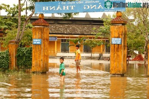 Trường học Quảng Thành bị ngập, học sinh phải nghỉ học.
