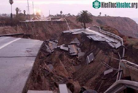 Kinh hoàng cảnh đoạn đường trôi xuống biển sau trận lở đất ảnh 7