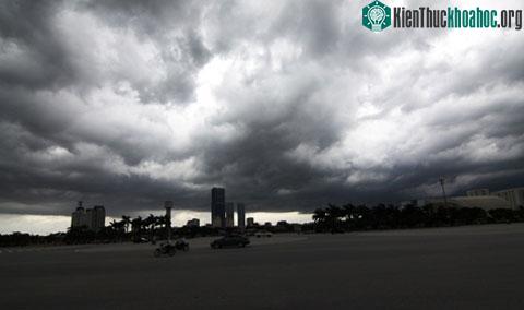 Mây đen vần vũ trên bầu trời Hà Nội