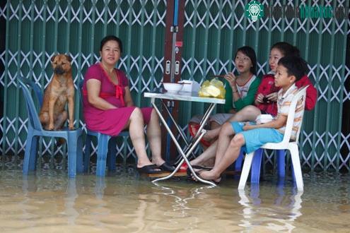 Bữa sáng trong lũ của một gia đình trên đường Trần Quang Khải.
