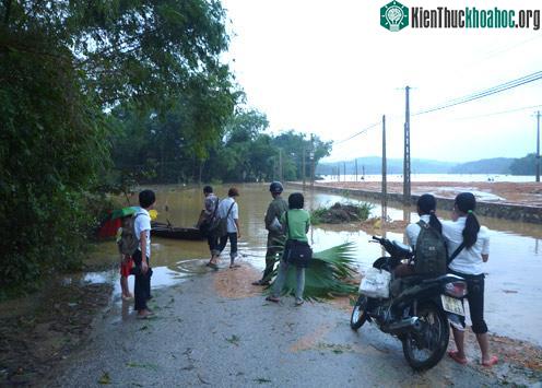 Mưa lũ tiếp tục đe dọa miền Trung ảnh 0