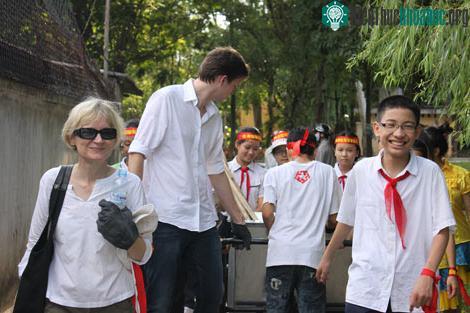 Xem các “ông Tây” nhặt rác ở Hà Nội ảnh 0