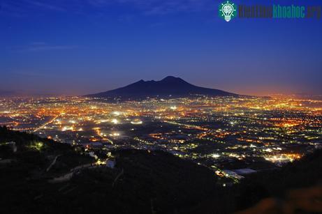 Khối mắcma Vesuvius đang trồi lên ảnh 0