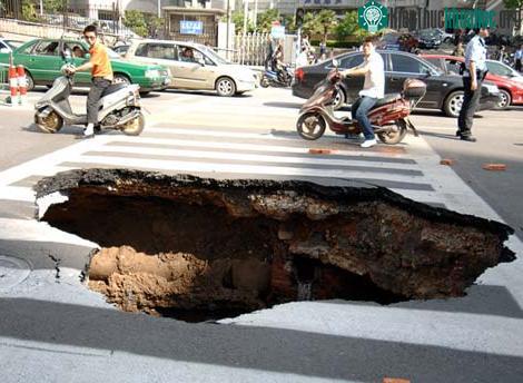 Kinh hoàng hố tử thần “xâm lấn” trên toàn thế giới ảnh 1