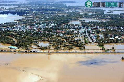 Lao đao lũ lụt mới không do 'ông trời' ảnh 1