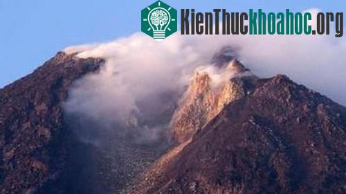 Indonesia báo động núi lửa phun ảnh 1