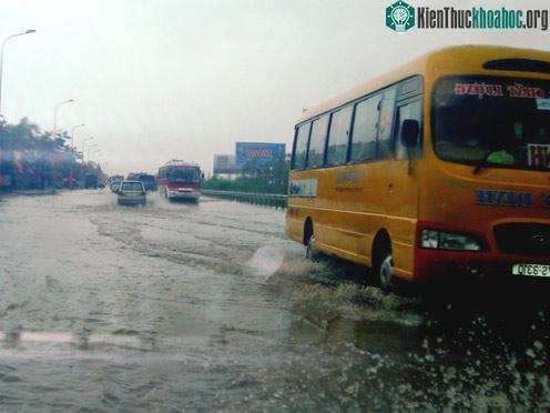 Mưa lũ tiếp tục đe dọa miền Trung ảnh 1