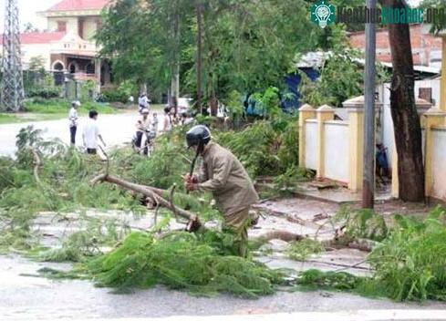 Bão số 7 vào miền Trung sớm, dân không kịp trở tay ảnh 1