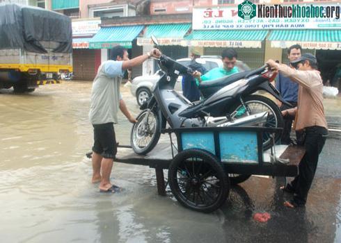 Trung Bộ dập vùi trong mưa lũ ảnh 11