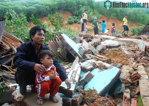 Cả làng tan hoang vì núi lở ảnh 2