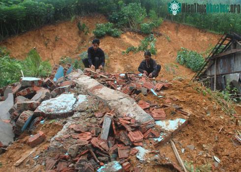 Cả làng tan hoang vì núi lở ảnh 3
