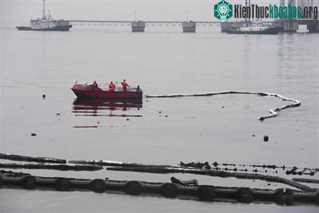 Trung Quốc: Dầu loang khắp 400km2 mặt biển từ vụ nổ đường ống ảnh 4