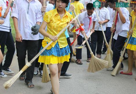 Xem các “ông Tây” nhặt rác ở Hà Nội ảnh 5