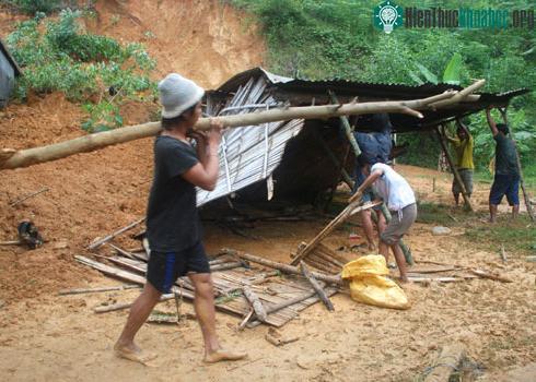 Cả làng tan hoang vì núi lở ảnh 6