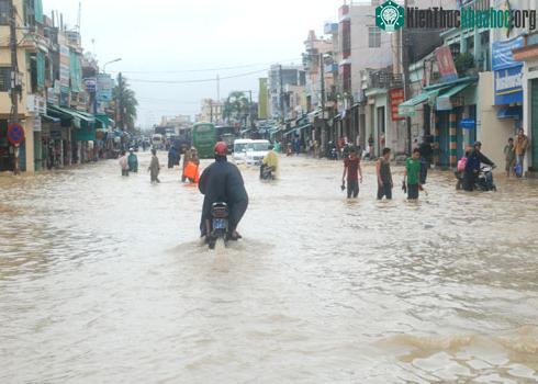 Trung Bộ dập vùi trong mưa lũ ảnh 6