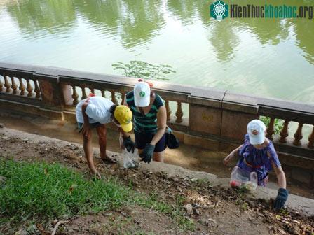Xem các “ông Tây” nhặt rác ở Hà Nội ảnh 6
