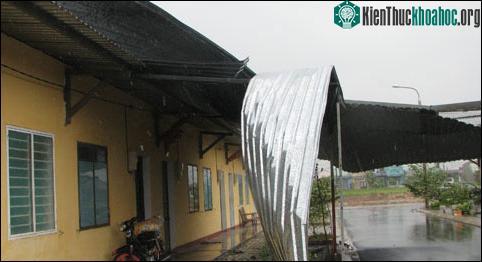 Miền Trung: Nhiều tàu thuyền gặp nạn, mắc kẹt trên biển ảnh 7