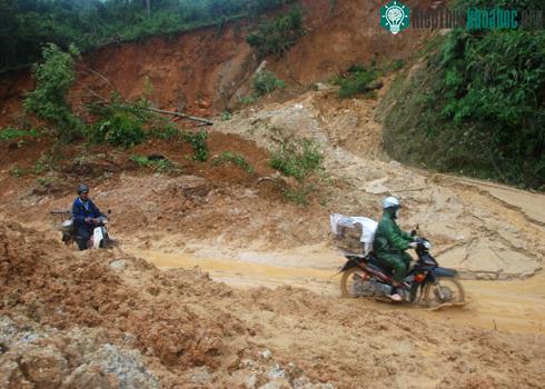 Cả làng tan hoang vì núi lở ảnh 7