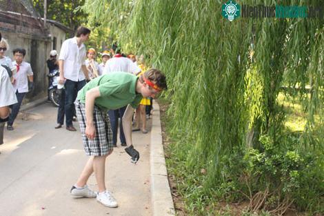 Xem các “ông Tây” nhặt rác ở Hà Nội ảnh 7