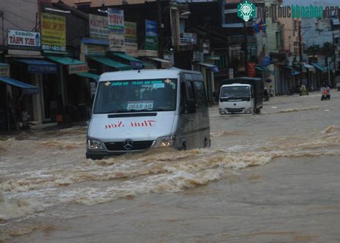 Trung Bộ dập vùi trong mưa lũ ảnh 8