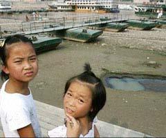 Hồ chứa nước cạn khô tới đáy