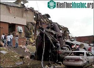 Trường học địa phương bị bão đánh sập, nhiều học sinh bị mắc dưới đống đổ vỡ.