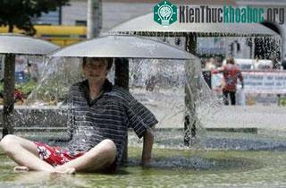 Người dân Hungary tìm cách giải nhiệt tại một đài phun nước ở trung tâm Budapest.