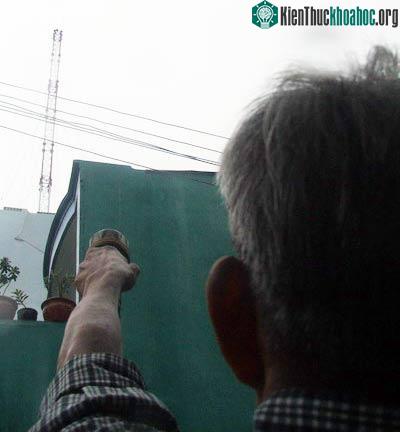 TP.HCM: Mưa lốc, đổ cây, ngập đường, cháy thiết bị điện ảnh 2